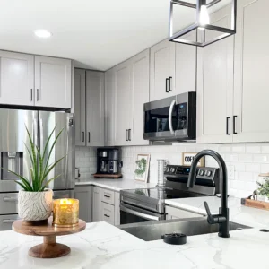 A kitchen with Maple Grey cabinets.