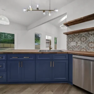 A kitchen with Maple Royal Blue cabinets.