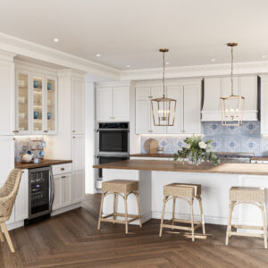 A kitchen with Oxford White cabinets.